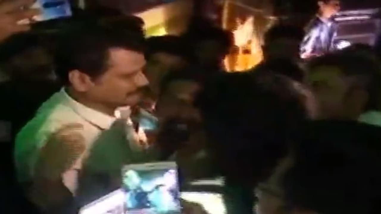 செல்ஃபி எடுக்க முண்டியடித்த திமுக தொண்டர்கள்... முகம் சுழிக்காமல் நின்ற செந்தில் பாலாஜி! செல்ஃபி எடுக்க முண்டியடித்த திமுக தொண்டர்கள்... முகம் சுழிக்காமல் நின்ற செந்தில் பாலாஜி!