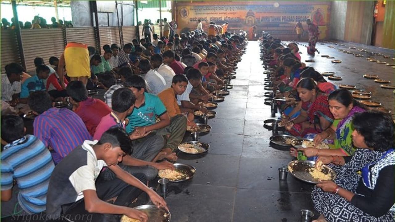 ದೇಗುಲಗಳಲ್ಲಿ ಬೇಕಾ ಬಿಟ್ಟಿ ದಾಸೋಹಕ್ಕೆ ಬ್ರೇಕ್ ಹಾಕಿದ ರಾಜ್ಯ ಸರ್ಕಾರ ದೇಗುಲಗಳಲ್ಲಿ ಬೇಕಾ ಬಿಟ್ಟಿ ದಾಸೋಹಕ್ಕೆ ಬ್ರೇಕ್ ಹಾಕಿದ ರಾಜ್ಯ ಸರ್ಕಾರ