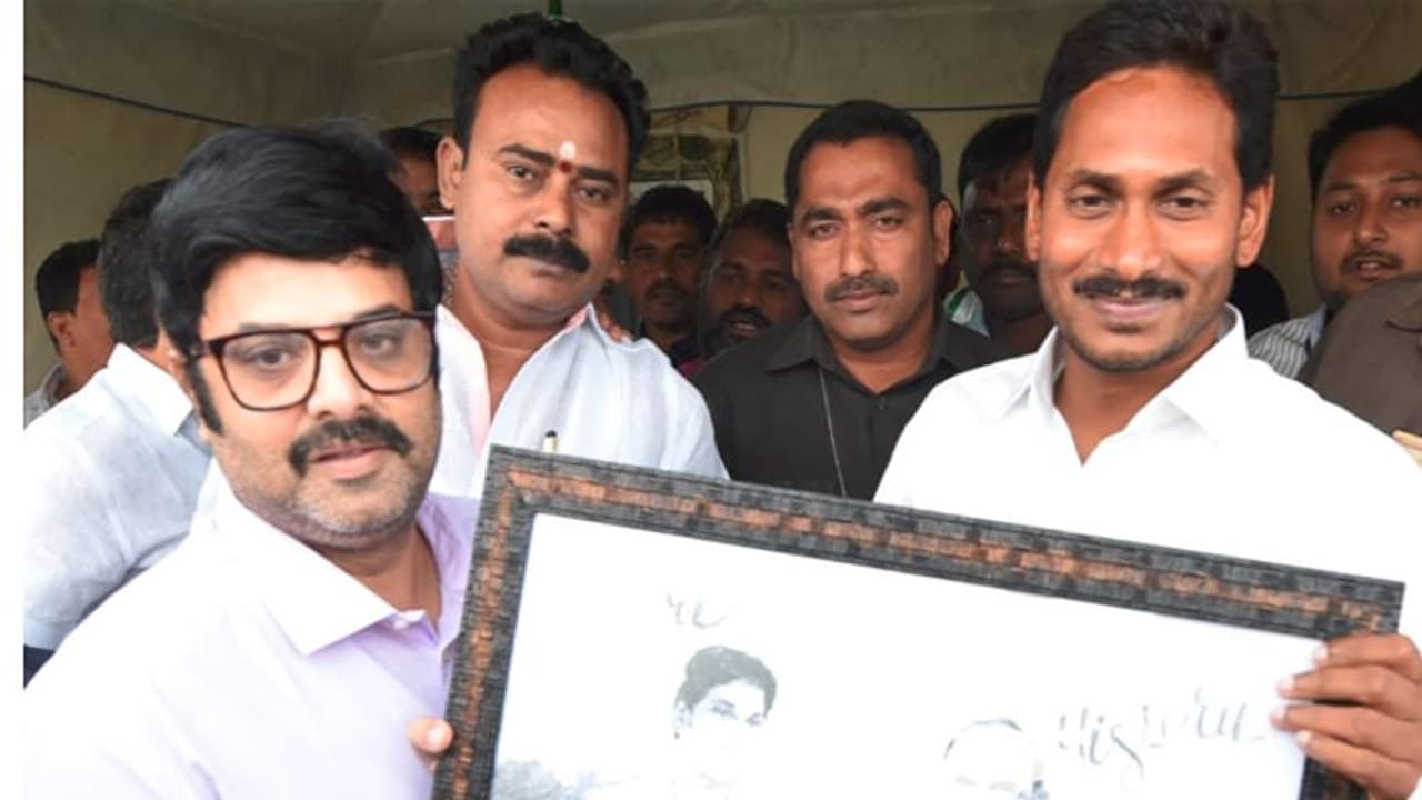 వైఎస్ జగన్ ను కలిసిన సినీనటుడు కృష్ణుడు వైఎస్ జగన్ ను కలిసిన సినీనటుడు కృష్ణుడు