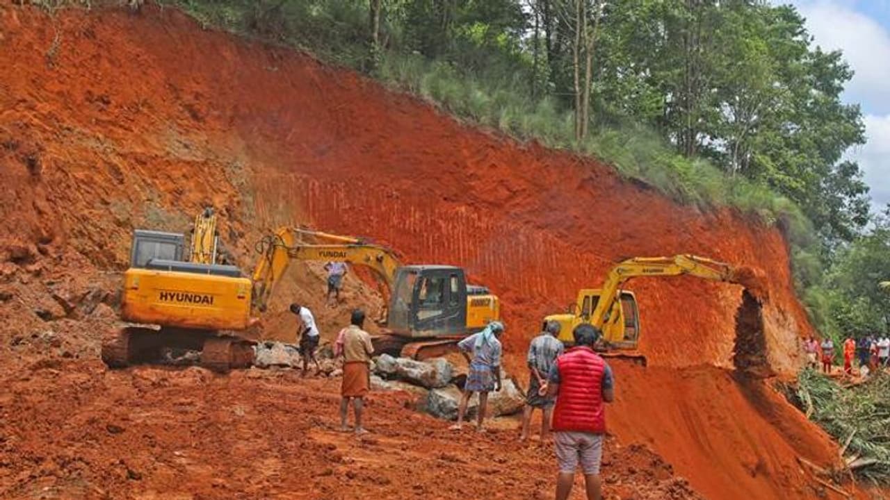 ಲಕ್ಷ್ಮೇಶ್ವರ: ಹೇಳಿ ಹೇಳಿ ಸಾಕಾಗಿ ರಸ್ತೆ ದುರಸ್ತಿ ಮಾಡಿದ ಗ್ರಾಮಸ್ಥರು!