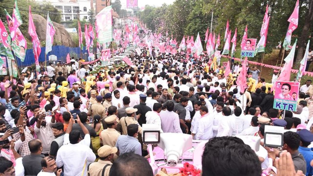 గడ్డం తీస్తారో తీయరో: ఉత్తమ్పై కేటీఆర్ వ్యంగ్యాస్త్రాలు గడ్డం తీస్తారో తీయరో: ఉత్తమ్పై కేటీఆర్ వ్యంగ్యాస్త్రాలు