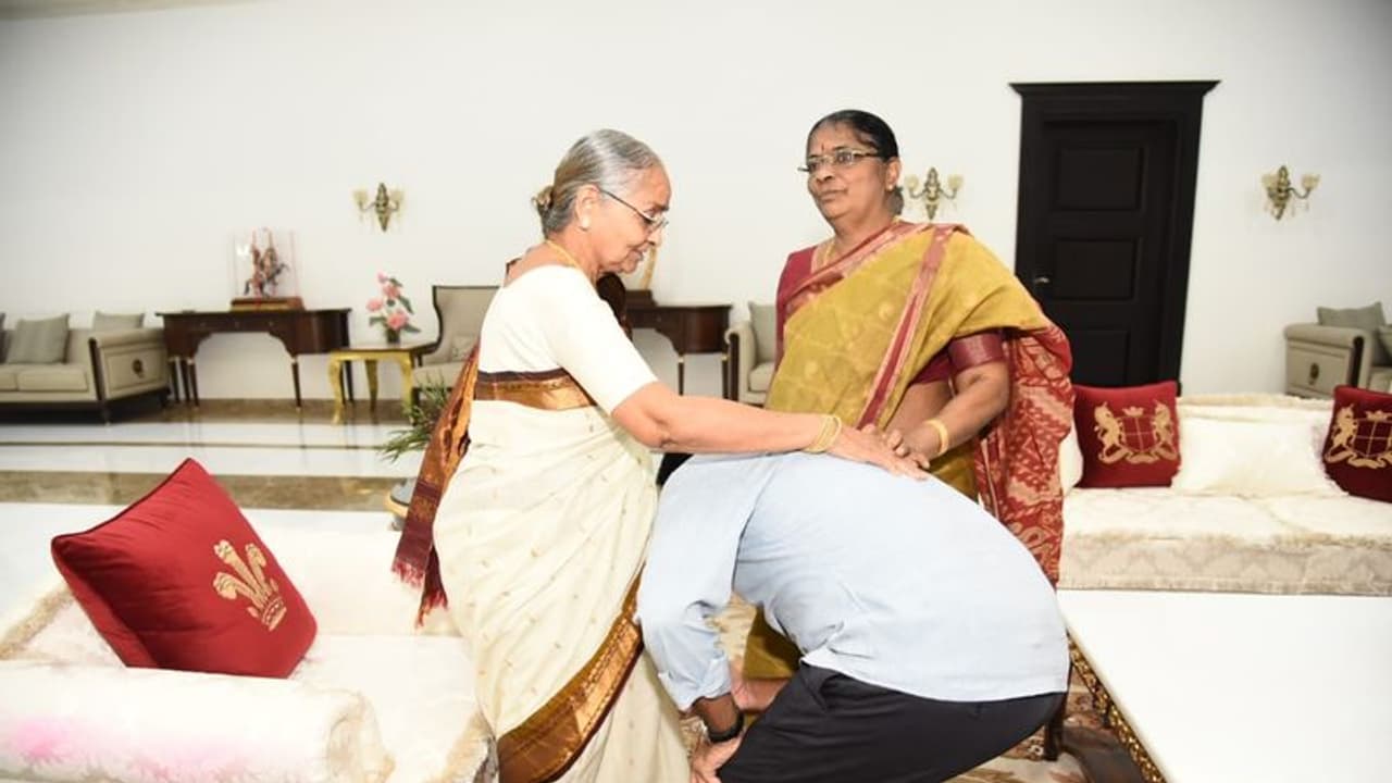 పదవీ స్వీకారానికి ముందు ఇంట్లో కేటీఆర్ ఏంచేశారంటే (వీడియో) పదవీ స్వీకారానికి ముందు ఇంట్లో కేటీఆర్ ఏంచేశారంటే (వీడియో)