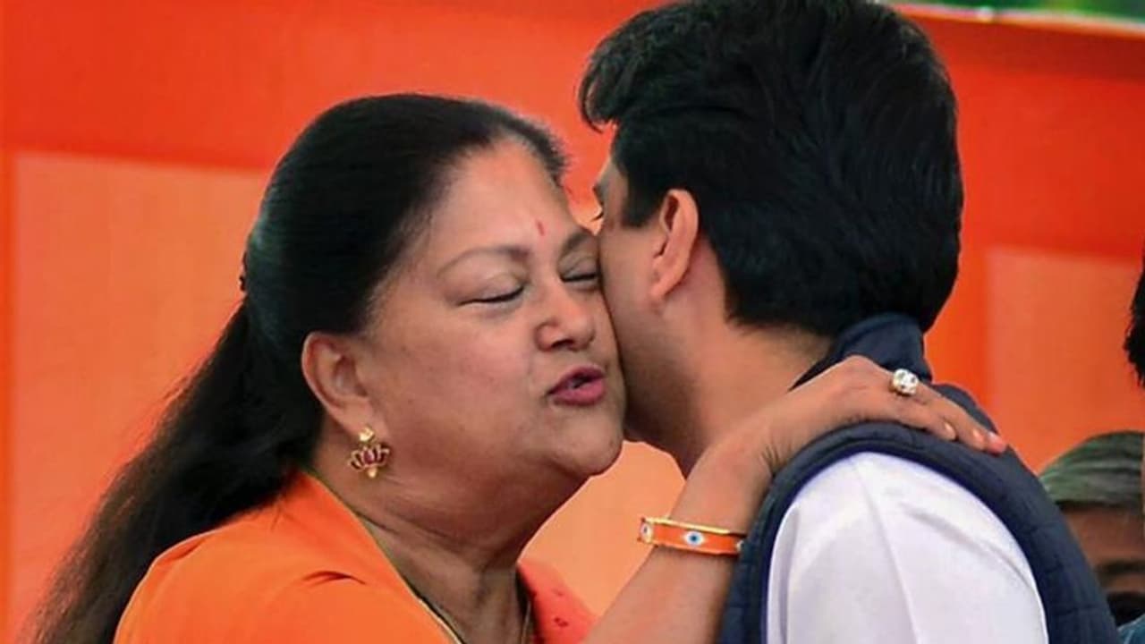 ರಾಜಸ್ತಾನ ಮಾಜಿ ಸಿಎಂ ವಸುಂಧರಾ ರಾಜೇ ಈ ಪರಿ ಅಭಿನಂದಿಸಿದ್ದು ಯಾರನ್ನು? ರಾಜಸ್ತಾನ ಮಾಜಿ ಸಿಎಂ ವಸುಂಧರಾ ರಾಜೇ ಈ ಪರಿ ಅಭಿನಂದಿಸಿದ್ದು ಯಾರನ್ನು?