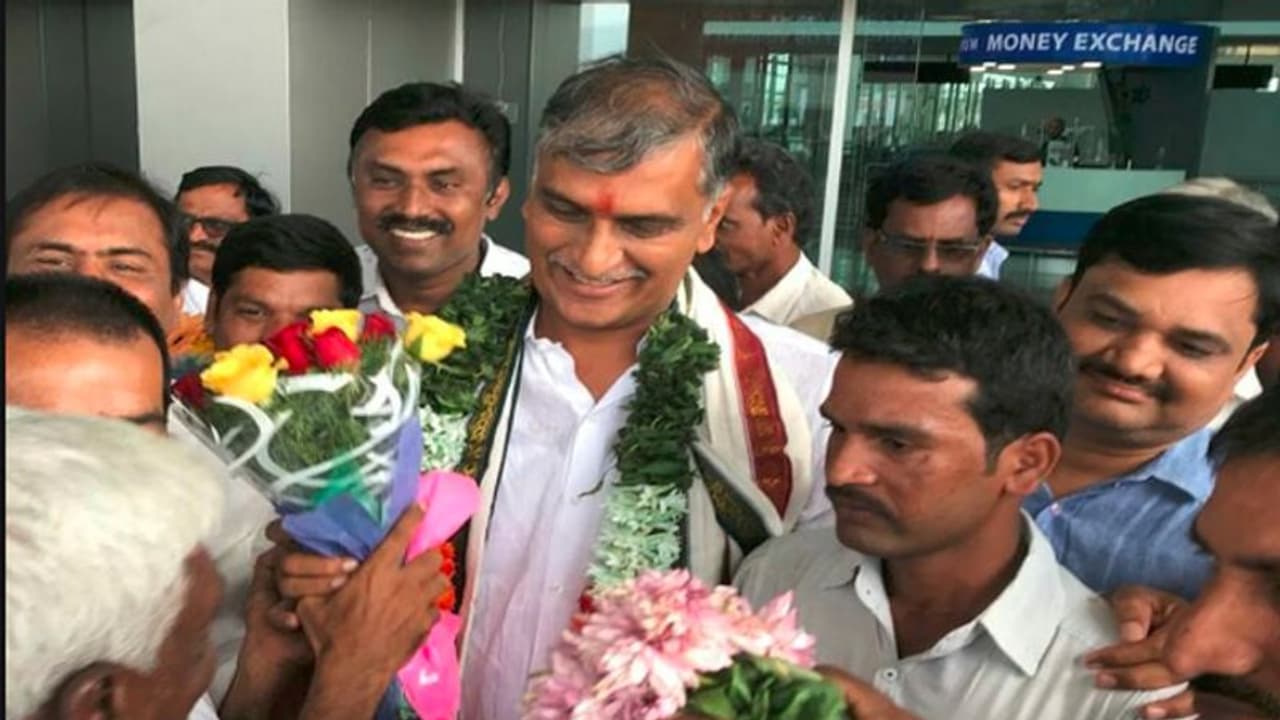 ఏపీలో హరీష్ రావుకు ఘన స్వాగతం: అభిమానుల తాకిడితో ఉక్కిరిబిక్కిరి ఏపీలో హరీష్ రావుకు ఘన స్వాగతం: అభిమానుల తాకిడితో ఉక్కిరిబిక్కిరి