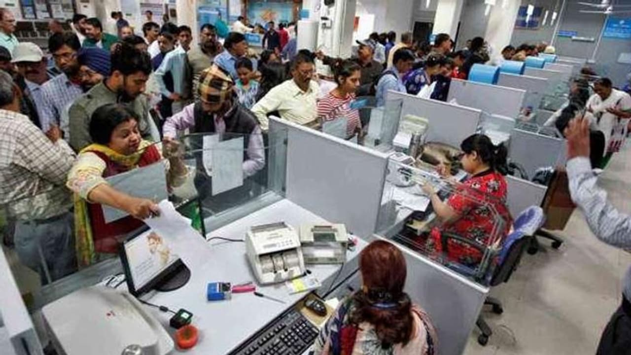 ನಿಮ್ಮ ಖಾತೆಗಳಿಂದ ಸರ್ಕಾರಿ ಬ್ಯಾಂಕ್ಗಳಿಂದ 10ಸಾವಿರ ಕೋಟಿ ಆದಾಯ! ನಿಮ್ಮ ಖಾತೆಗಳಿಂದ ಸರ್ಕಾರಿ ಬ್ಯಾಂಕ್ಗಳಿಂದ 10ಸಾವಿರ ಕೋಟಿ ಆದಾಯ!