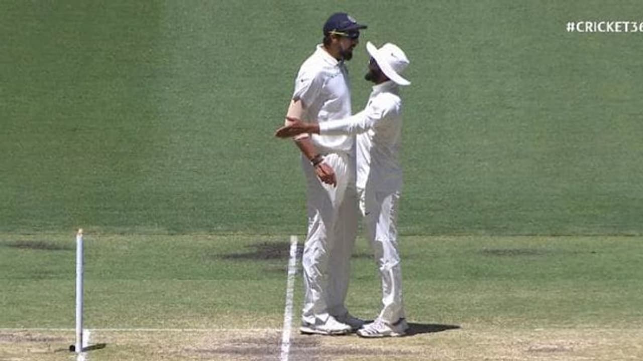 ಮೈದಾನದಲ್ಲೇ ಕಿತ್ತಾಡಿಕೊಂಡ ಜಡೇಜಾ ಇಶಾಂತ್..! ವಿಡಿಯೋ ವೈರಲ್ ಮೈದಾನದಲ್ಲೇ ಕಿತ್ತಾಡಿಕೊಂಡ ಜಡೇಜಾ ಇಶಾಂತ್..! ವಿಡಿಯೋ ವೈರಲ್