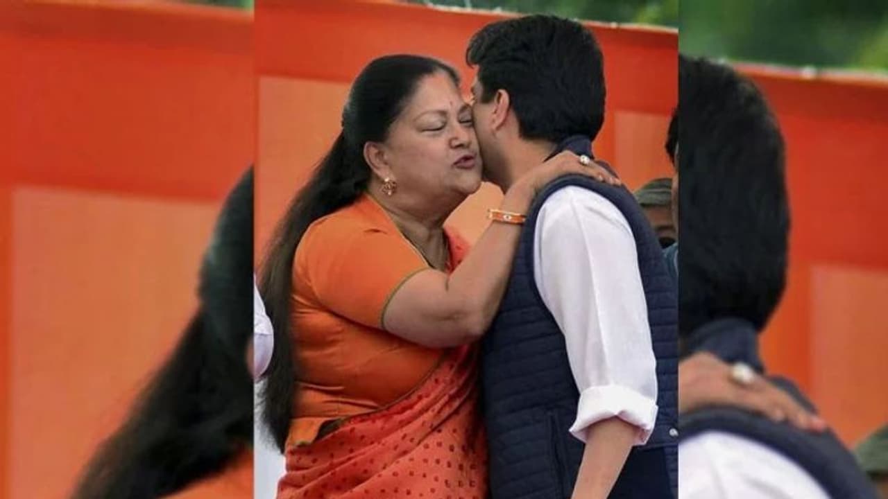 వైరాన్ని పక్కనబెట్టి... మేనల్లుడిని దీవించిన వసుంధర రాజే వైరాన్ని పక్కనబెట్టి... మేనల్లుడిని దీవించిన వసుంధర రాజే