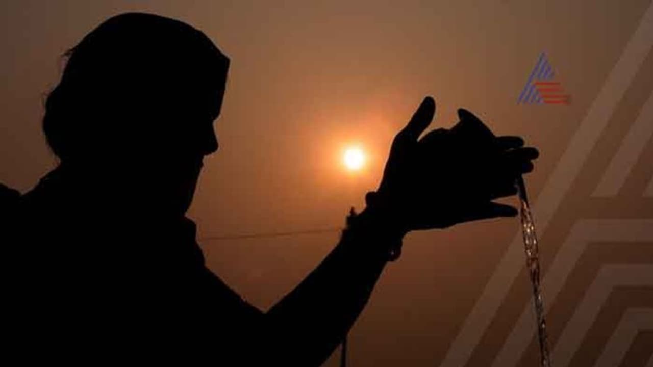 ಬೆಳಗ್ಗೆ ಎದ್ದು ಸೂರ್ಯನಿಗೇಕೆ ನಮಸ್ಕರಿಸಬೇಕು? ಬೆಳಗ್ಗೆ ಎದ್ದು ಸೂರ್ಯನಿಗೇಕೆ ನಮಸ್ಕರಿಸಬೇಕು?