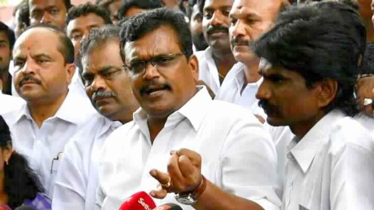 பக்கா பிளானோடு ரெடியான ஆண்டிப்பட்டி தங்கம்! ஆதரவாளர்களுக்கு அலர்ட் மெசேஜ்! நாலு நாளா நொந்து வெந்துப் போன தினகரன்... பக்கா பிளானோடு ரெடியான ஆண்டிப்பட்டி தங்கம்! ஆதரவாளர்களுக்கு அலர்ட் மெசேஜ்! நாலு நாளா நொந்து வெந்துப் போன தினகரன்...