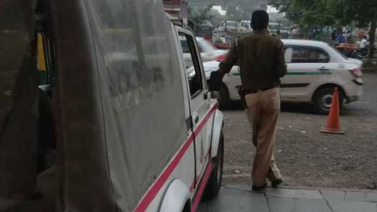 యువతిని వేధిస్తున్న పోలీస్ పై నిర్భయ కేసు యువతిని వేధిస్తున్న పోలీస్ పై నిర్భయ కేసు