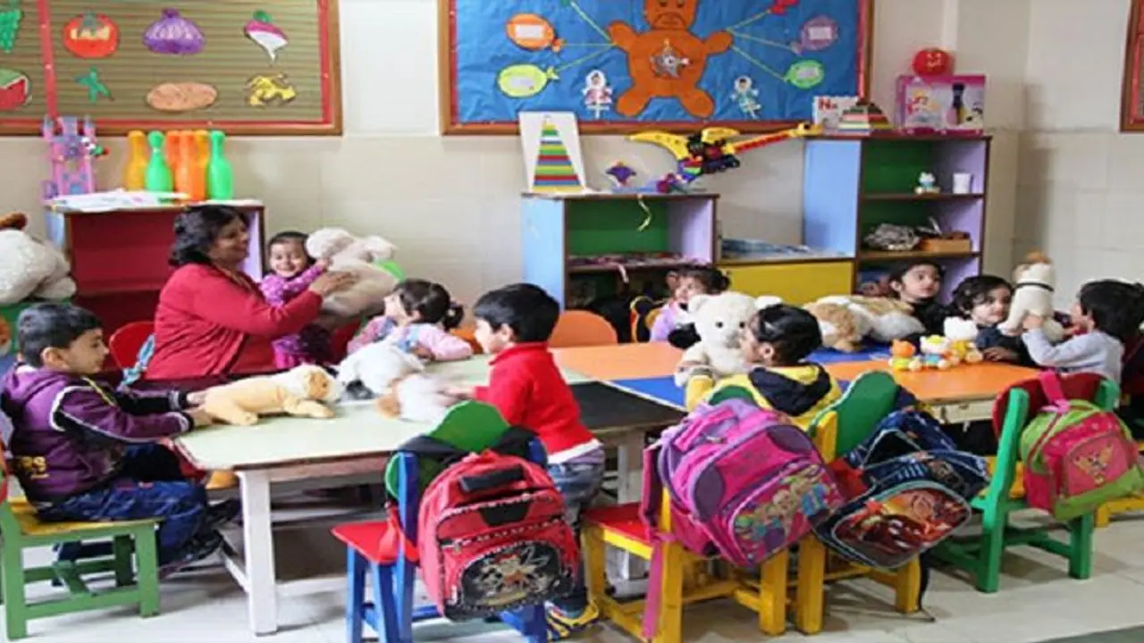 ಸರ್ಕಾರಿ ಶಾಲೆಗಳ ಎಲ್‌ಕೆಜಿ, ಯುಕೆಜಿಗೆ ಮಕ್ಕಳ ದಾಖಲಾತಿಗೆ ಮುಗಿಬಿದ್ದ ಪೋಷಕರು!