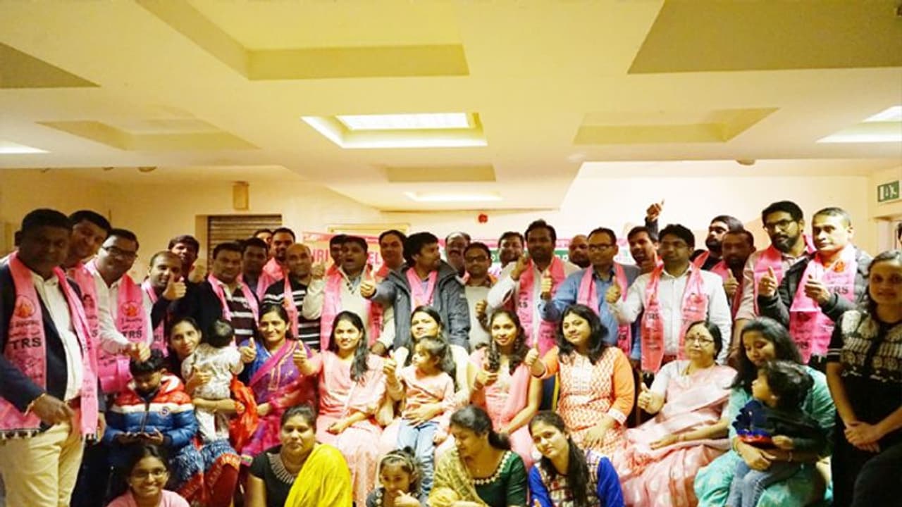 లండన్ లో ఘనంగా టీఆర్ఎస్ విజయోత్సవ సంబరాలు లండన్ లో ఘనంగా టీఆర్ఎస్ విజయోత్సవ సంబరాలు