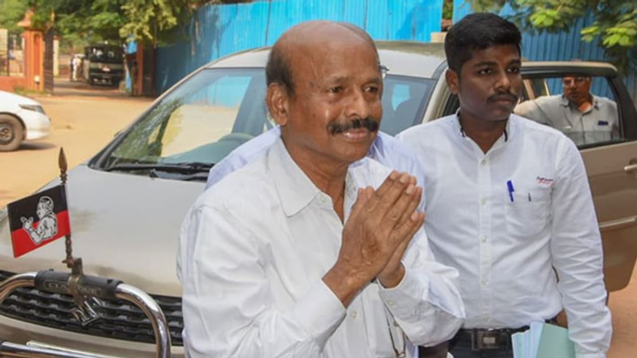 சி.வி சண்முகத்தை பத்தி நான் அப்படி சொல்லவே இல்ல.. அவரு ரொம்ப துடிப்பான இளைஞர்.. அலறும் பொன்னையன்.!