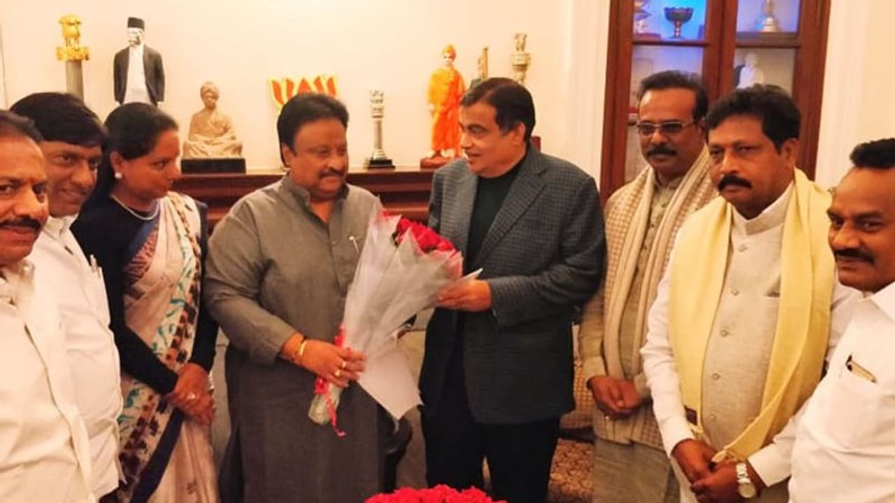 ఢిల్లీలో టీఆర్ఎస్ ఎంపీల స్పీడు..కేంద్రమంత్రులతో భేటీలు ఢిల్లీలో టీఆర్ఎస్ ఎంపీల స్పీడు..కేంద్రమంత్రులతో భేటీలు