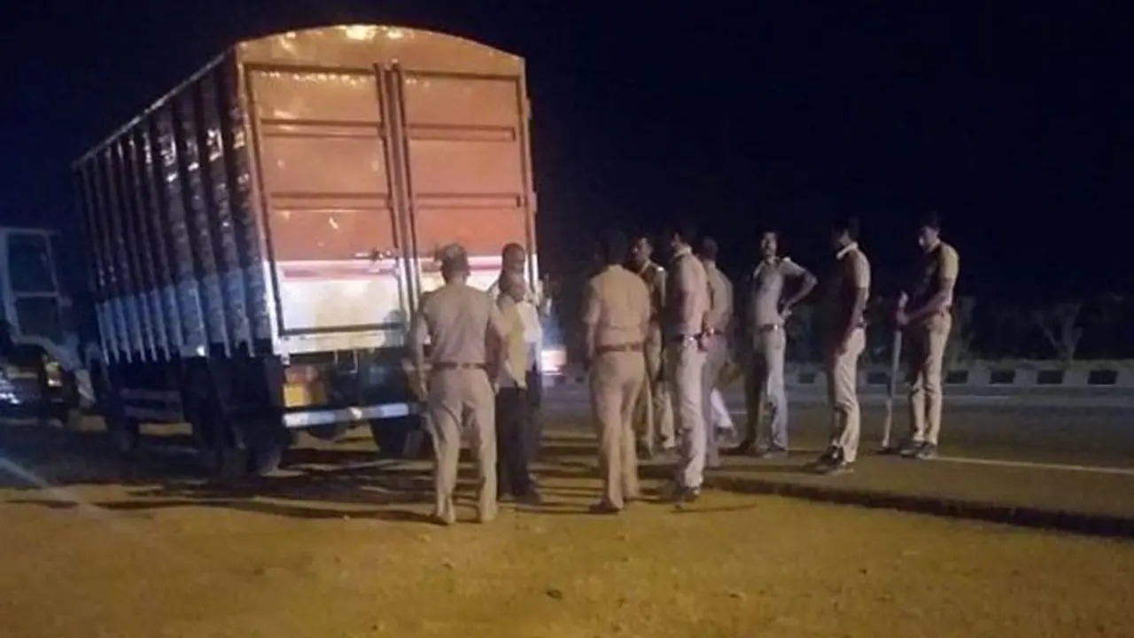 நடுரோட்டில் கேட்பாரற்று கிடந்த 80 கோடி ரூபாய்... வேலூரில் பரபரப்பு! நடுரோட்டில் கேட்பாரற்று கிடந்த 80 கோடி ரூபாய்... வேலூரில் பரபரப்பு!