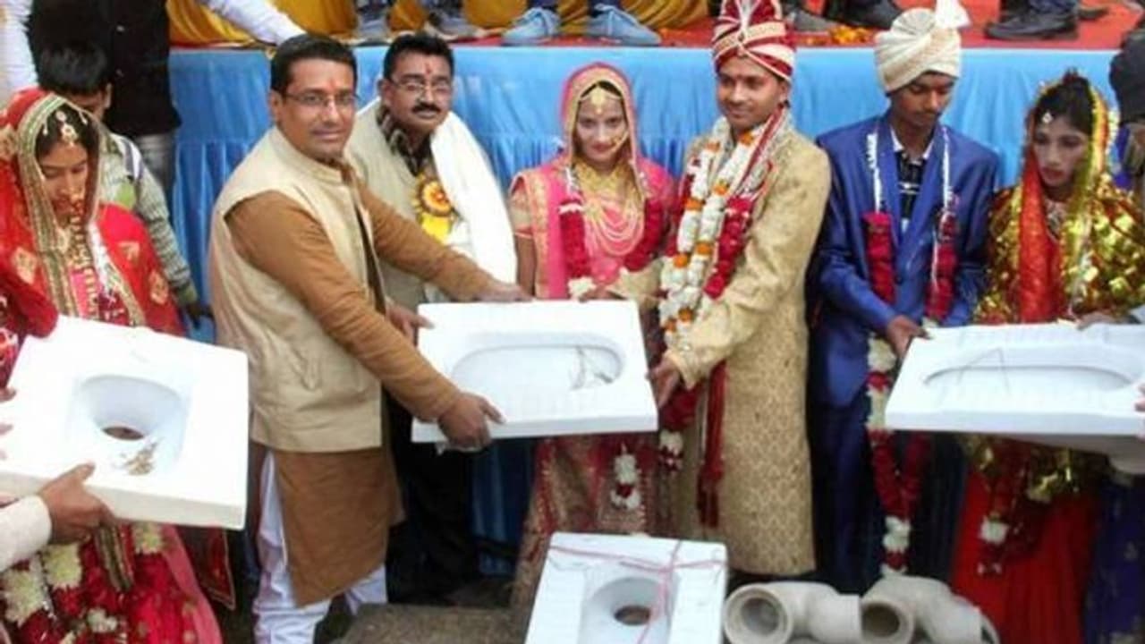 ಯುಪಿ ನವ ದಂಪತಿಗಳಿಗೆ ಕಮೋಡ್‌ ಉಡುಗೊರೆ!