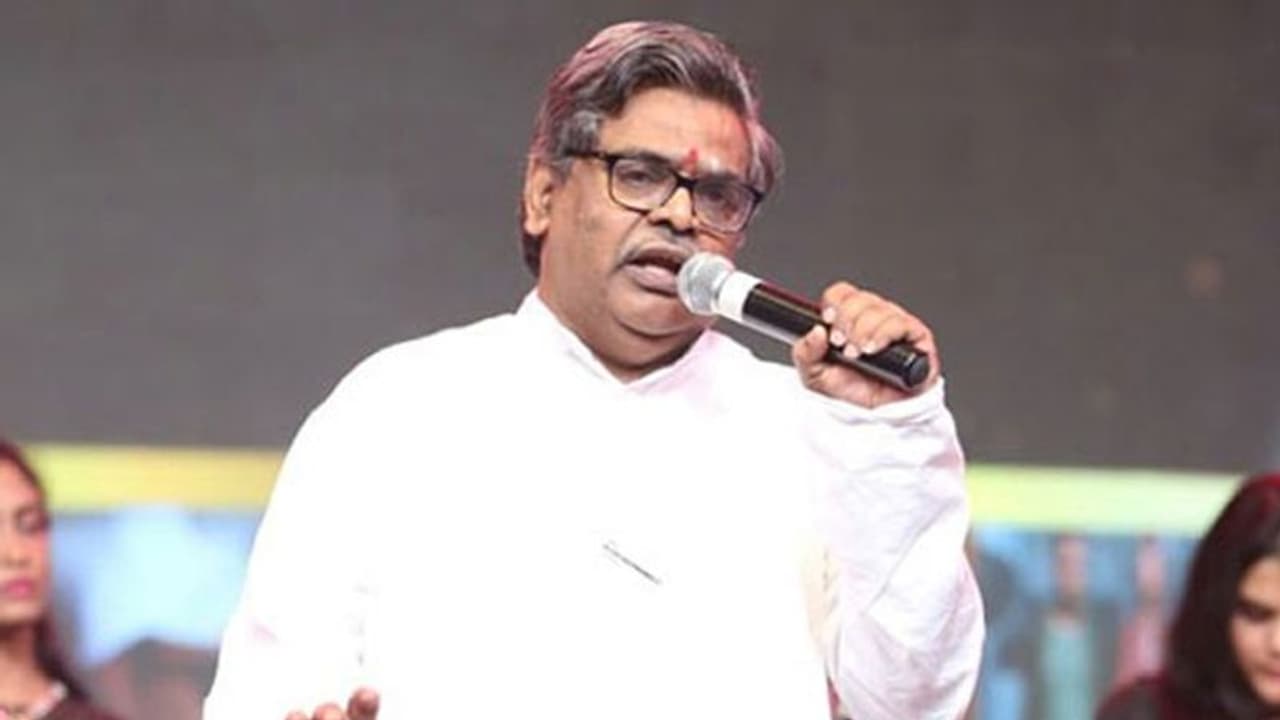 నందమూరి హీరోలపై టాప్ రైటర్ కామెంట్స్! నందమూరి హీరోలపై టాప్ రైటర్ కామెంట్స్!