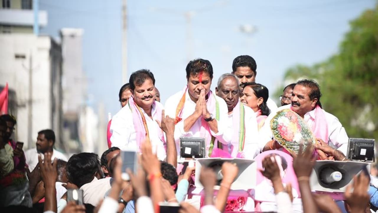 నాకు జన్మనిచ్చింది శోభమ్మ అయితే రాజకీయ జన్మనిచ్చింది మాత్రం....: కేటీఆర్ నాకు జన్మనిచ్చింది శోభమ్మ అయితే రాజకీయ జన్మనిచ్చింది మాత్రం....: కేటీఆర్