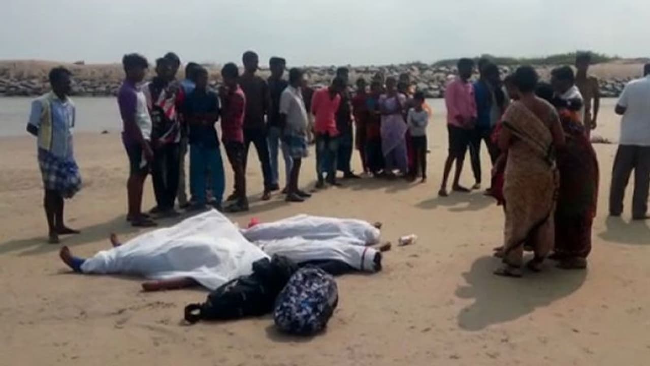 கடலில் குளித்த போது நீரில் மூழ்கி 3 கல்லூரி மாணவிகள் உயிரிழந்த பரிதாபம்! கடலில் குளித்த போது நீரில் மூழ்கி 3 கல்லூரி மாணவிகள் உயிரிழந்த பரிதாபம்!