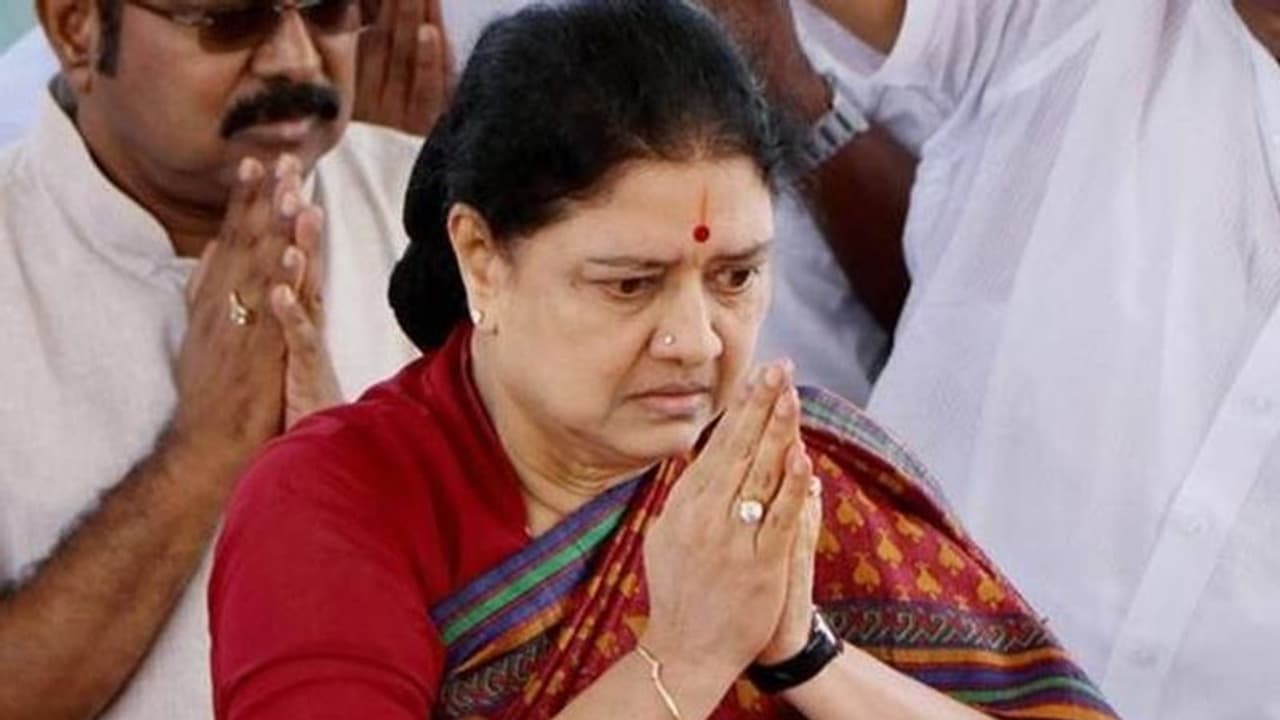 அதிரவைக்கும் அதிமுக ஸ்லீப்பர் செல் அமைச்சர்... சசிகலாவுக்கு சிறையில் என்ன செய்தார் தெரியுமா? அதிரவைக்கும் அதிமுக ஸ்லீப்பர் செல் அமைச்சர்... சசிகலாவுக்கு சிறையில் என்ன செய்தார் தெரியுமா?