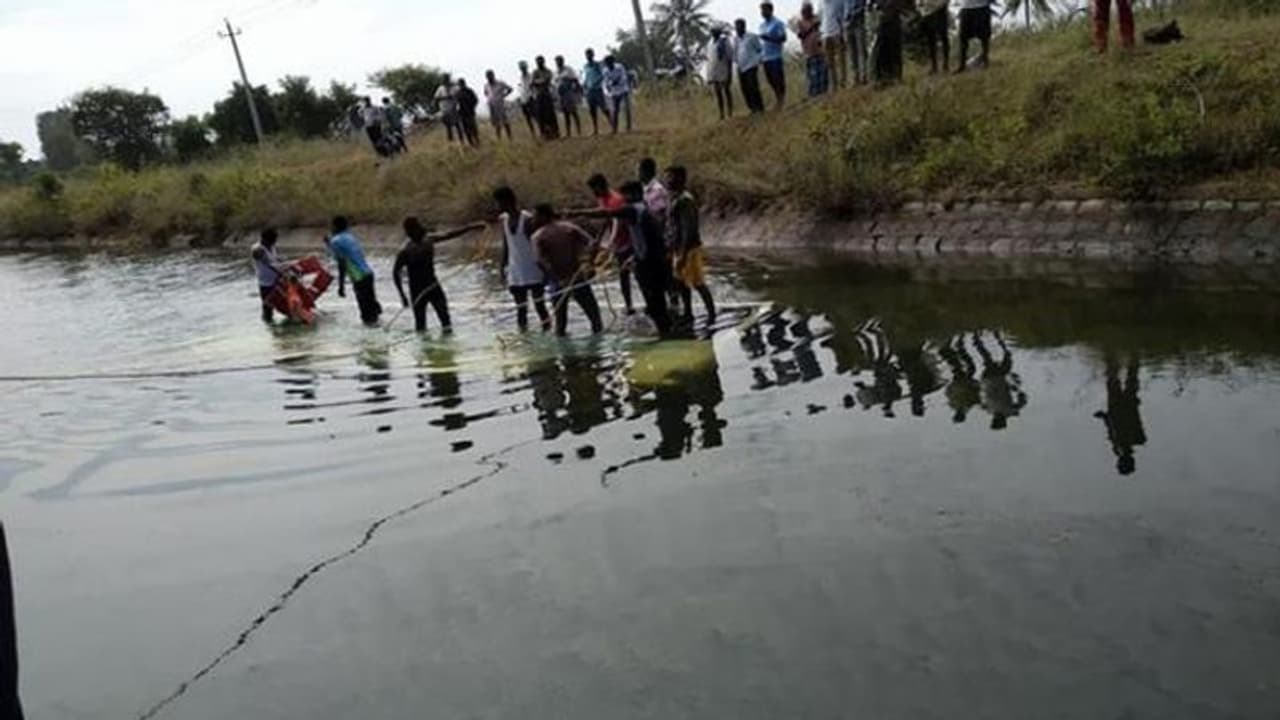 ವಿಸಿ ನಾಲೆ ಬಳಿ ಮತ್ತೊಂದು ಅಪಘಾತ: ಮುಗ್ಧ ಜೀವ ಬಲಿ ವಿಸಿ ನಾಲೆ ಬಳಿ ಮತ್ತೊಂದು ಅಪಘಾತ: ಮುಗ್ಧ ಜೀವ ಬಲಿ