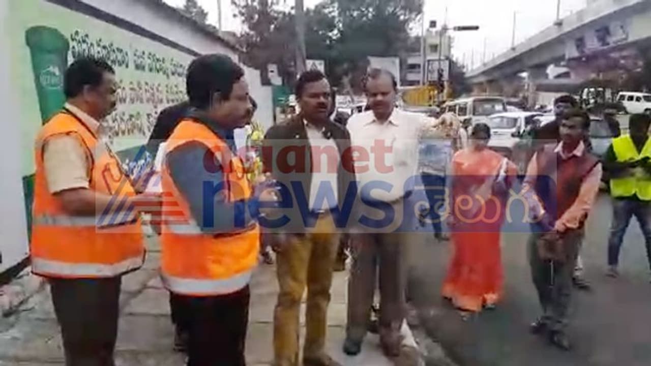 నగరంలో జీహెచ్ఎంసీ కమిషనర్ ఆకస్మిక తనిఖీలు, ఫైన్ విధింపు నగరంలో జీహెచ్ఎంసీ కమిషనర్ ఆకస్మిక తనిఖీలు, ఫైన్ విధింపు