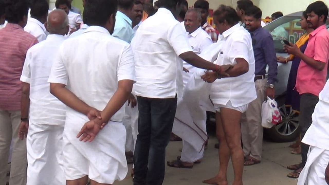 அமைச்சர் ஆதரவாளர்கள் அதிபயங்கர கோஷ்டி மோதல்… வேட்டியை உருவியதால் அலறியடித்து ஓடிய பொதுமக்கள்! அமைச்சர் ஆதரவாளர்கள் அதிபயங்கர கோஷ்டி மோதல்… வேட்டியை உருவியதால் அலறியடித்து ஓடிய பொதுமக்கள்!