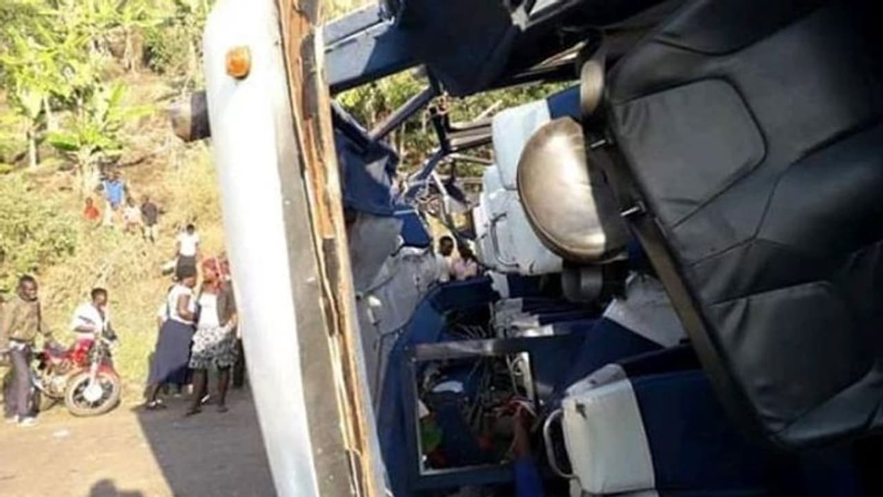 பேருந்து கவிழ்ந்து விபத்து... 19 பேர் சம்பவ இடத்திலேயே உயிரிழப்பு பேருந்து கவிழ்ந்து விபத்து... 19 பேர் சம்பவ இடத்திலேயே உயிரிழப்பு