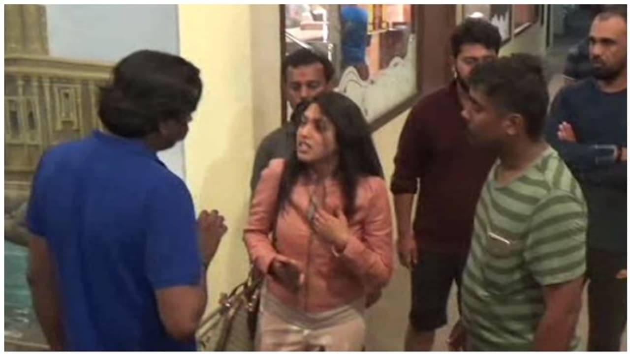 நள்ளிரவில் லாட்ஜ் ஓனருடன் படுக்கை விரிப்புக்கு பஞ்சாயத்து கூட்டிய நடிகை... நள்ளிரவில் லாட்ஜ் ஓனருடன் படுக்கை விரிப்புக்கு பஞ்சாயத்து கூட்டிய நடிகை...