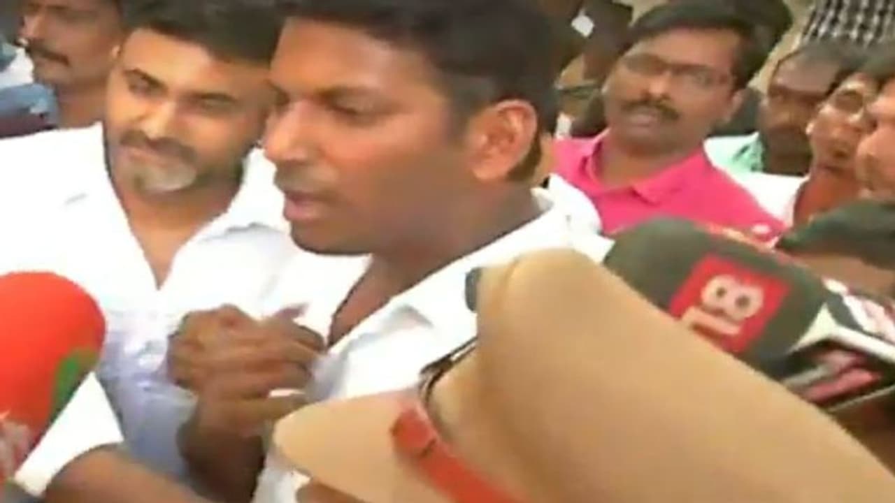 பூட்டை உடைக்க முடியாமல் போலீஸாருடன் கடும் வாக்குவாதம்...விஷால் கைதாகிறார்...EXCLUSIVE பூட்டை உடைக்க முடியாமல் போலீஸாருடன் கடும் வாக்குவாதம்...விஷால் கைதாகிறார்...EXCLUSIVE