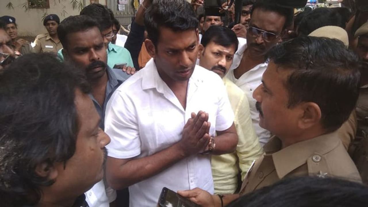 இளையராஜா நிகழ்ச்சியை தடுக்க சதி நடக்கிறது! 8 மணி நேரத்திற்கு பின் விடுதலை செய்யப்பட்ட விஷால் ஆவேசம்! இளையராஜா நிகழ்ச்சியை தடுக்க சதி நடக்கிறது! 8 மணி நேரத்திற்கு பின் விடுதலை செய்யப்பட்ட விஷால் ஆவேசம்!