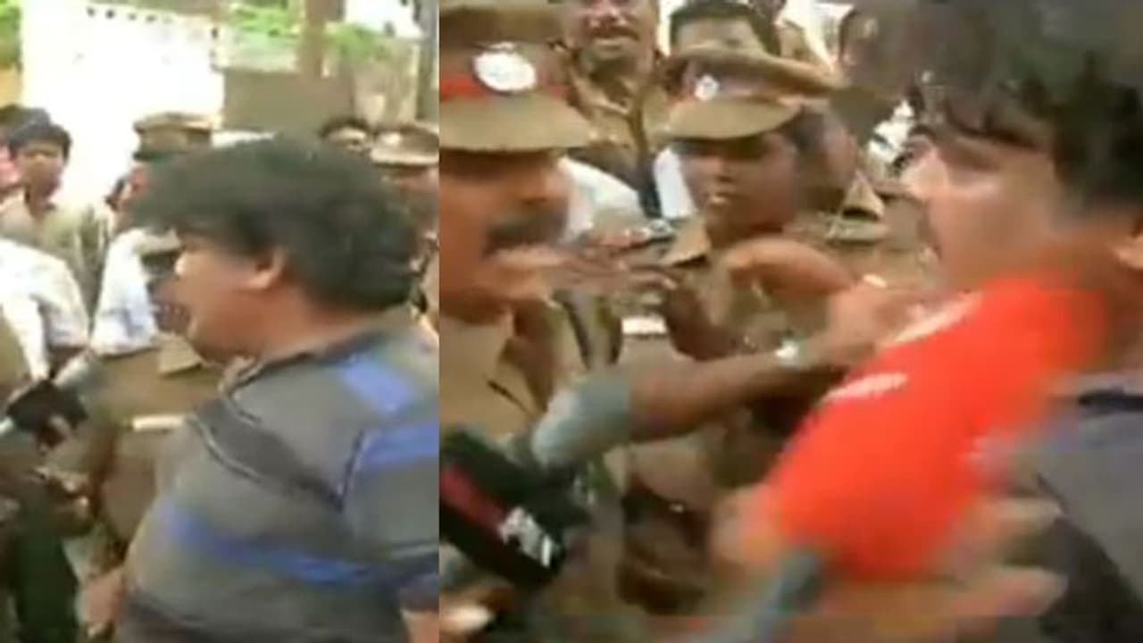மன்சூர் அலிகானை தரதரவென இழுத்து சென்ற போலீஸ்! மன்சூர் அலிகானை தரதரவென இழுத்து சென்ற போலீஸ்!