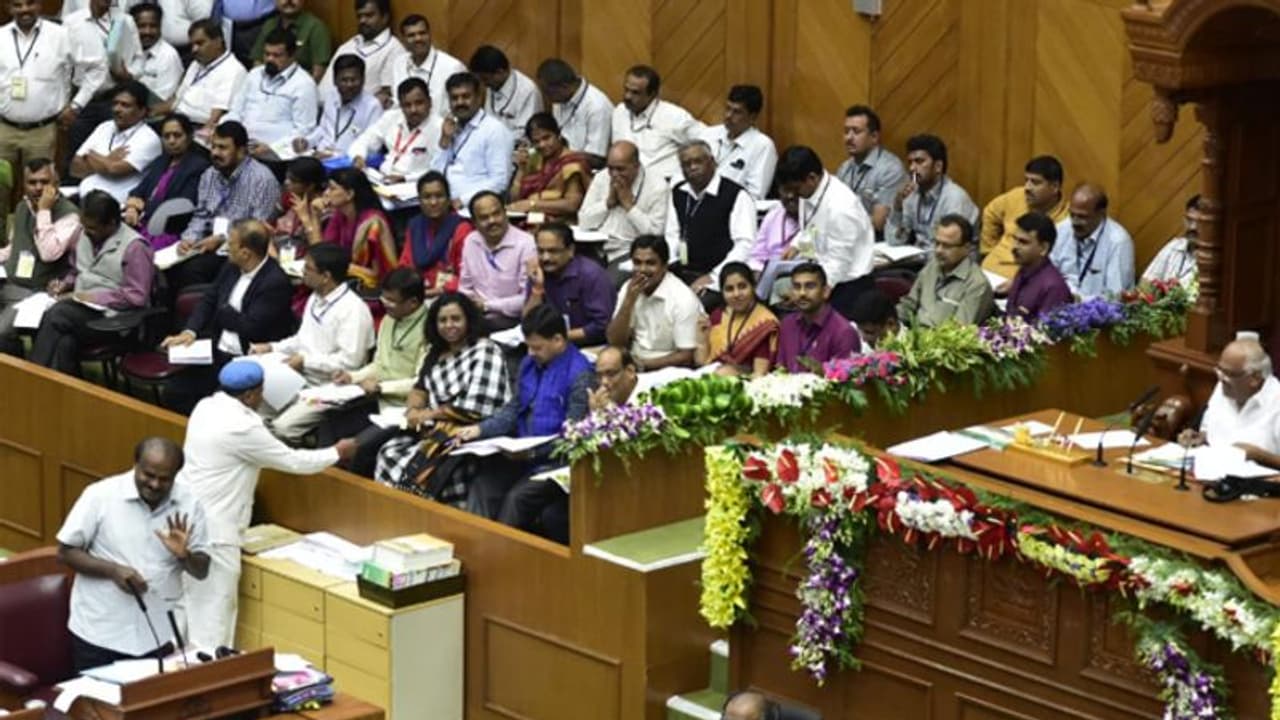 ಸರ್ಕಾರ ಜೀವಂತವಾಗಿದೆ, ಸತ್ತಿಲ್ಲ: ಗುಡುಗಿದ ಸಿಎಂ ಸರ್ಕಾರ ಜೀವಂತವಾಗಿದೆ, ಸತ್ತಿಲ್ಲ: ಗುಡುಗಿದ ಸಿಎಂ