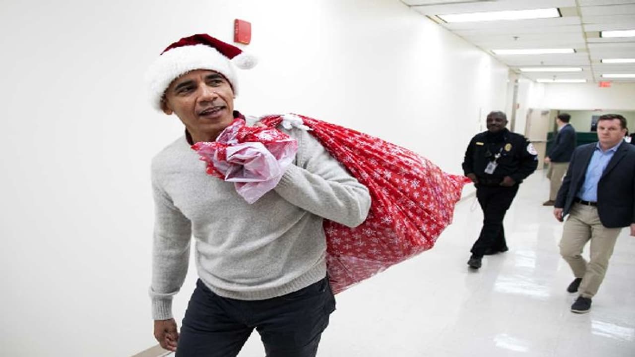 രോഗികളായ കുട്ടികള്ക്ക് കൈനിറയെ സമ്മാനവുമായി ഒബാമ സാന്റയെത്തി; പിന്നെ നടന്നത് വീഡിയോ രോഗികളായ കുട്ടികള്ക്ക് കൈനിറയെ സമ്മാനവുമായി ഒബാമ സാന്റയെത്തി; പിന്നെ നടന്നത് വീഡിയോ