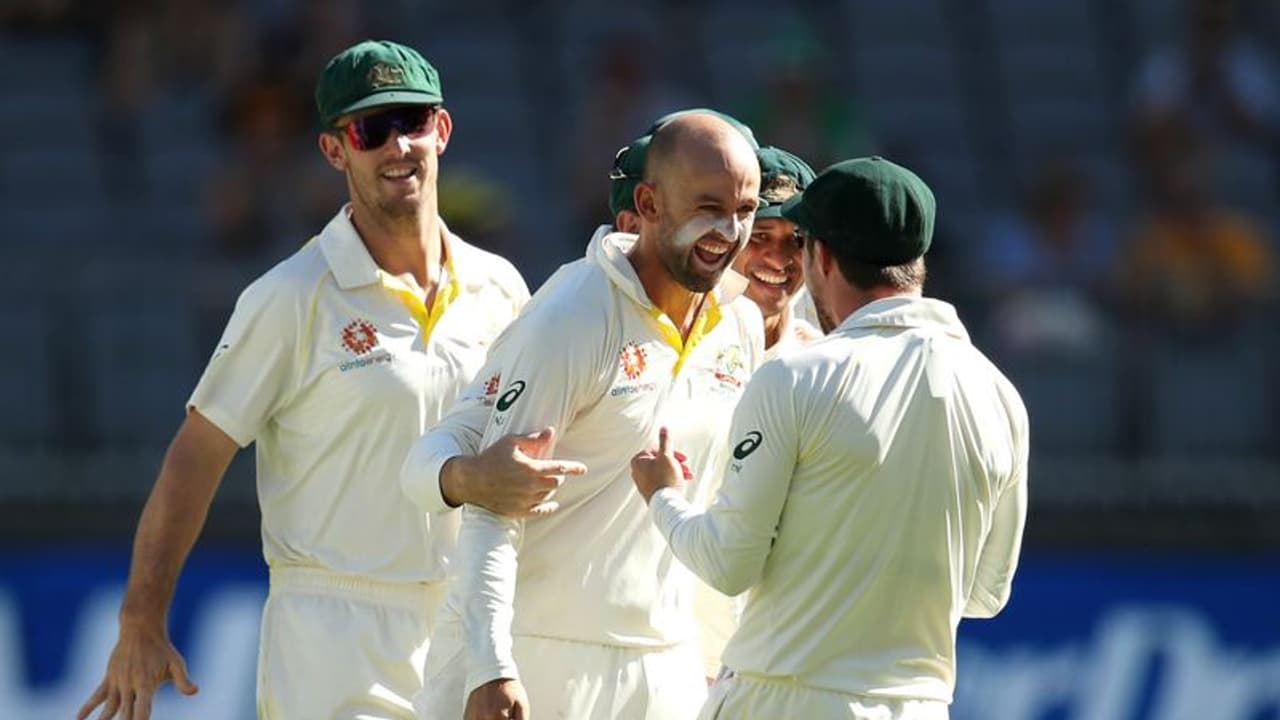 ടെസ്റ്റ് റാങ്കിംഗ്:ഒന്നാം സ്ഥാനം സുരക്ഷിതമാക്കി കോലി; അശ്വിന് ഭീഷണിയായി ലിയോണ് ടെസ്റ്റ് റാങ്കിംഗ്:ഒന്നാം സ്ഥാനം സുരക്ഷിതമാക്കി കോലി; അശ്വിന് ഭീഷണിയായി ലിയോണ്