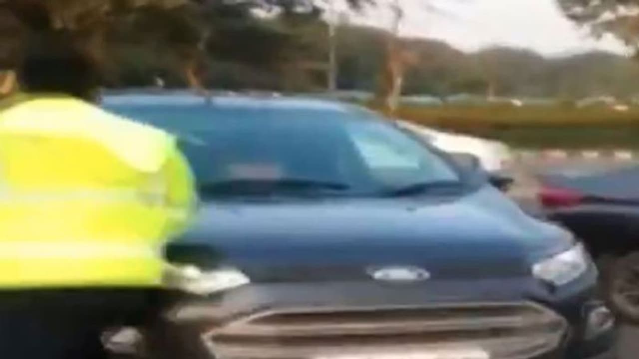 ಟ್ರಾಫಿಕ್ ಪೊಲೀಸ್ ಮೇಲೆ ಹರಿದ ಕಾರು : 200 ಮೀಟರ್ ವರೆಗೆ ಎಳೆದೊಯ್ದಿತು ಟ್ರಾಫಿಕ್ ಪೊಲೀಸ್ ಮೇಲೆ ಹರಿದ ಕಾರು : 200 ಮೀಟರ್ ವರೆಗೆ ಎಳೆದೊಯ್ದಿತು