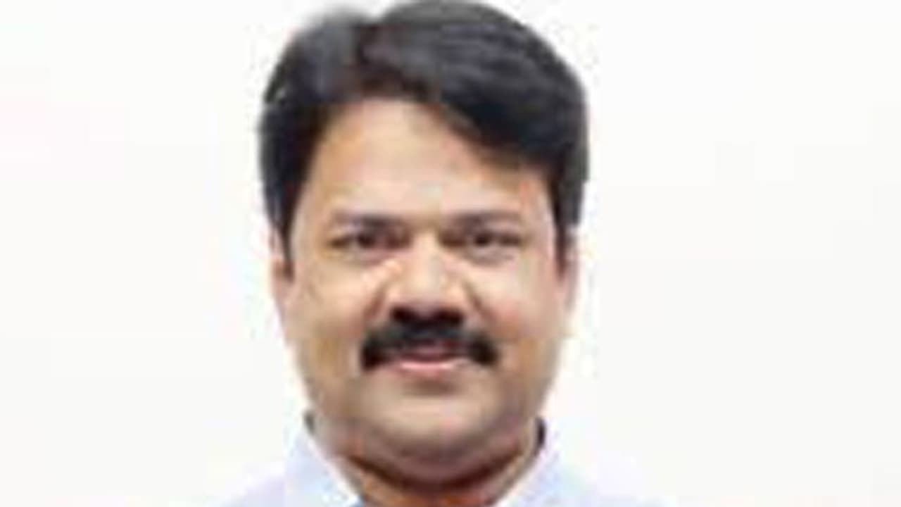 ఆ పార్టీల చూపు సునీల్ వైపు: నాలుగు నెలల్లో ఇద్దరితో భేటీ ఆ పార్టీల చూపు సునీల్ వైపు: నాలుగు నెలల్లో ఇద్దరితో భేటీ