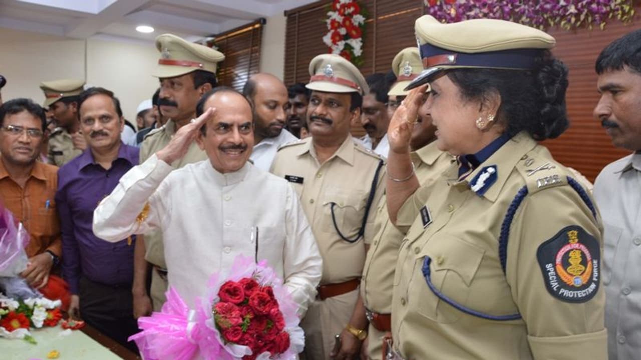 కోలుకొన్న హోంమంత్రి మహమూద్ అలీ: ఆసుపత్రి నుండి డిశ్చార్జ్ కోలుకొన్న హోంమంత్రి మహమూద్ అలీ: ఆసుపత్రి నుండి డిశ్చార్జ్