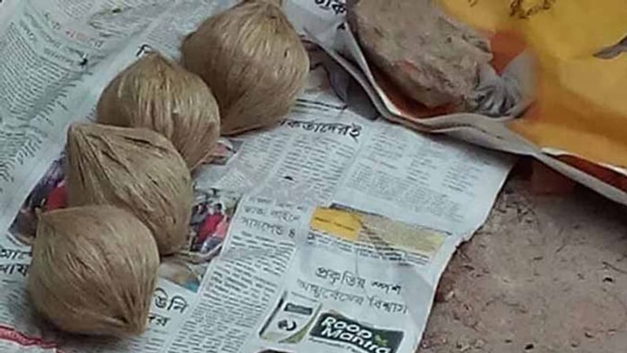 పిడుగురాళ్లలో వైసీపీ నేత ఇంటి ముందు 15 నాటు బాంబులు పిడుగురాళ్లలో వైసీపీ నేత ఇంటి ముందు 15 నాటు బాంబులు