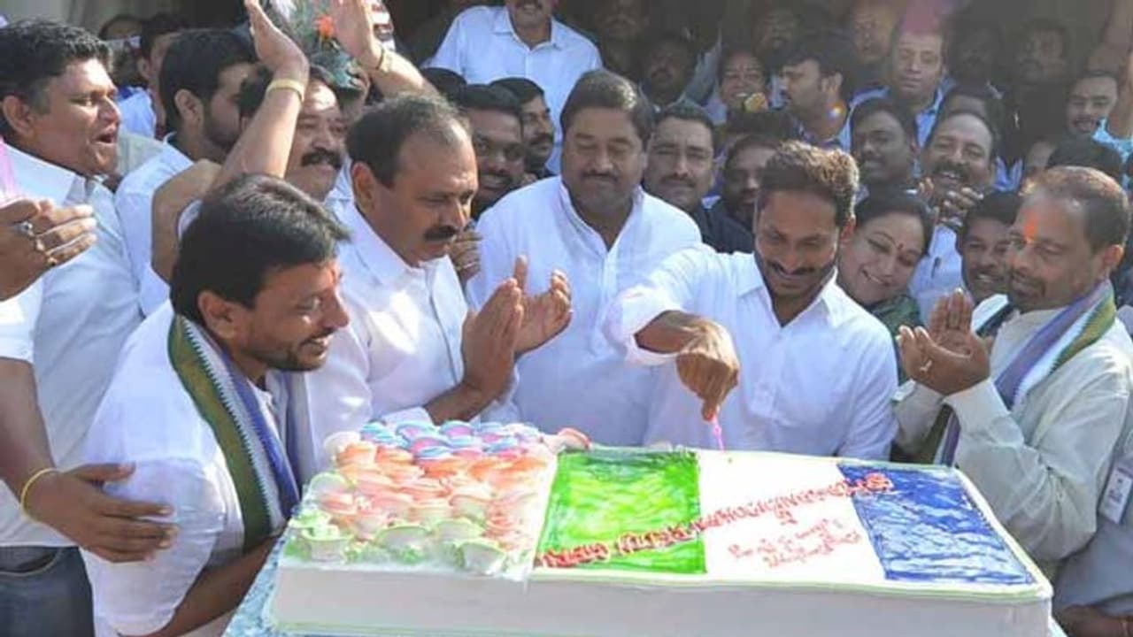 పాదయాత్రలోనే పుట్టినరోజు వేడుకలు జరుపుకున్న జగన్ పాదయాత్రలోనే పుట్టినరోజు వేడుకలు జరుపుకున్న జగన్