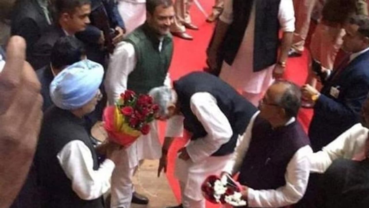 ರಾಹುಲ್ ಕಾಲಿಗೆ ಬಿದ್ದ ಕಾಂಗ್ರೆಸ್ ಹಿರಿಯ ನಾಯಕ? ರಾಹುಲ್ ಕಾಲಿಗೆ ಬಿದ್ದ ಕಾಂಗ್ರೆಸ್ ಹಿರಿಯ ನಾಯಕ?