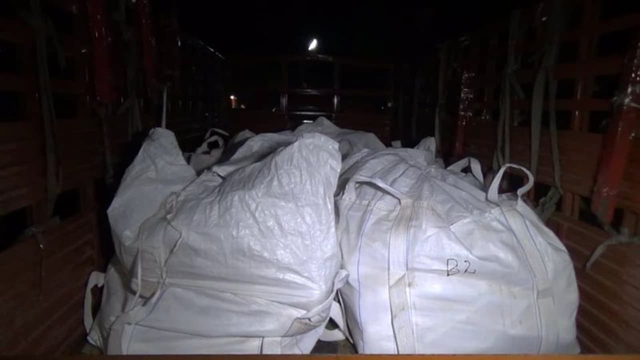 ലോറിയിൽ നിന്ന് 96 ലക്ഷം രൂപ കവർന്നു; കുറ്റവാളി 'ഇൻസ്പെക്ടർ രാജ്കുമാർ' പിടിയില് ലോറിയിൽ നിന്ന് 96 ലക്ഷം രൂപ കവർന്നു; കുറ്റവാളി 'ഇൻസ്പെക്ടർ രാജ്കുമാർ' പിടിയില്