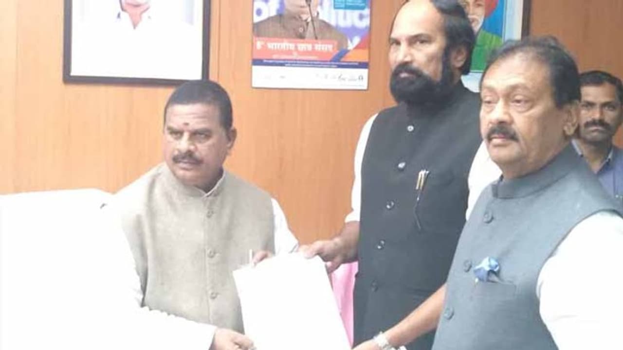 రంగంలోకి ఉత్తమ్: ఆ నలుగురిపై వేటుకు కాంగ్రెస్ డిమాండ్ రంగంలోకి ఉత్తమ్: ఆ నలుగురిపై వేటుకు కాంగ్రెస్ డిమాండ్