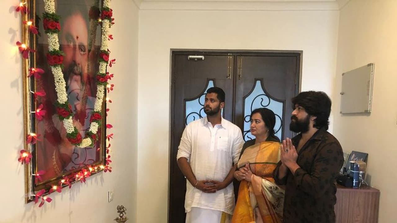 ಕೆಜಿಎಫ್ ಸಂಭ್ರಮದಲ್ಲಿ ಅಂಬಿ ನೆನೆದು ಭಾವುಕರಾದ ಯಶ್ ಕೆಜಿಎಫ್ ಸಂಭ್ರಮದಲ್ಲಿ ಅಂಬಿ ನೆನೆದು ಭಾವುಕರಾದ ಯಶ್