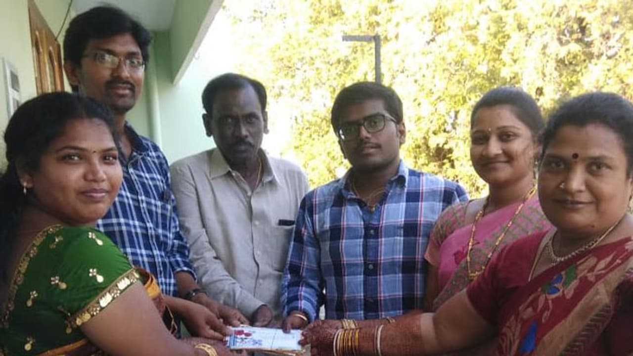 തന്റെ വിവാഹസമ്മാനം മുഴുവന് വിദ്യാര്ത്ഥികള്ക്ക് നല്കിയ ഐ ആര് എസ് ഓഫീസര് തന്റെ വിവാഹസമ്മാനം മുഴുവന് വിദ്യാര്ത്ഥികള്ക്ക് നല്കിയ ഐ ആര് എസ് ഓഫീസര്