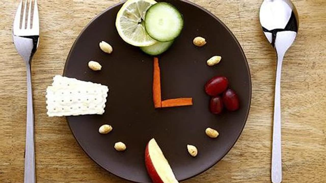 ഉച്ചഭക്ഷണം ഒഴിവാക്കാറുണ്ടോ? എങ്കിൽ സൂക്ഷിക്കുക ഉച്ചഭക്ഷണം ഒഴിവാക്കാറുണ്ടോ? എങ്കിൽ സൂക്ഷിക്കുക