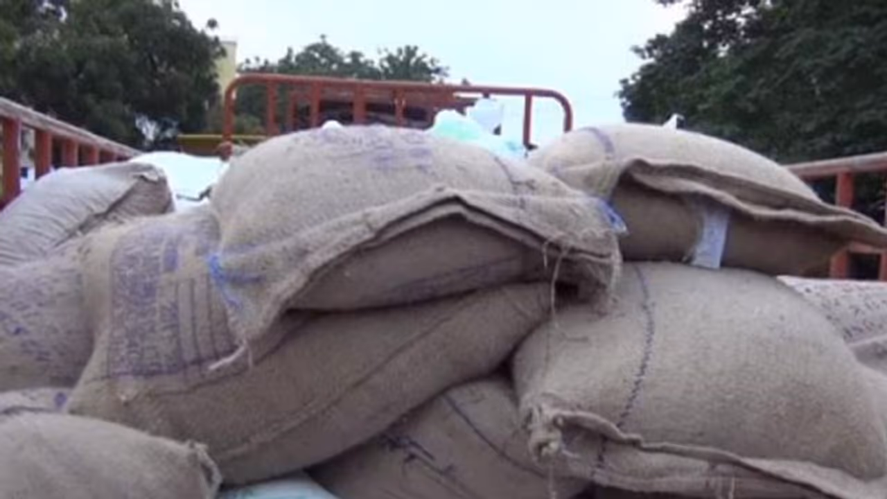 வீட்டில் பதுக்கிய 6 டன் ரேஷன் அரிசி பறிமுதல்… வீட்டில் பதுக்கிய 6 டன் ரேஷன் அரிசி பறிமுதல்…