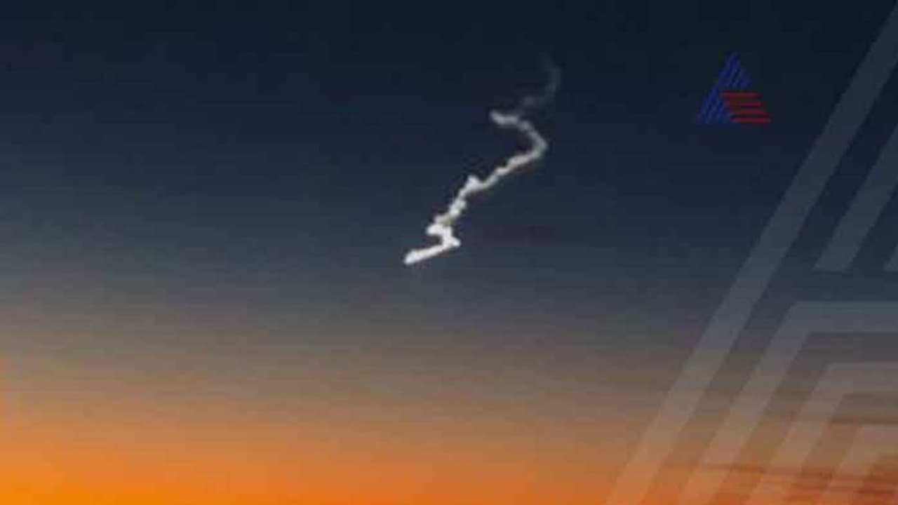 ಆಗಸದಲ್ಲಿ ಅಚ್ಚರಿಯ ಬೆಳಕು: ಅಲುಗಾಡದೇ ಊರು ಅಲ್ಲಾಡಿಸಿತು! ಆಗಸದಲ್ಲಿ ಅಚ್ಚರಿಯ ಬೆಳಕು: ಅಲುಗಾಡದೇ ಊರು ಅಲ್ಲಾಡಿಸಿತು!