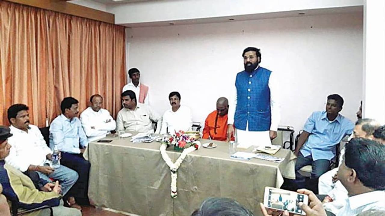 ರಾಮುಲು ಜತೆ ಜಾರಕಿಹೊಳಿ ಬ್ರದರ್ಸ್: ಫೋಟೋ ವೈರಲ್ ರಾಮುಲು ಜತೆ ಜಾರಕಿಹೊಳಿ ಬ್ರದರ್ಸ್: ಫೋಟೋ ವೈರಲ್