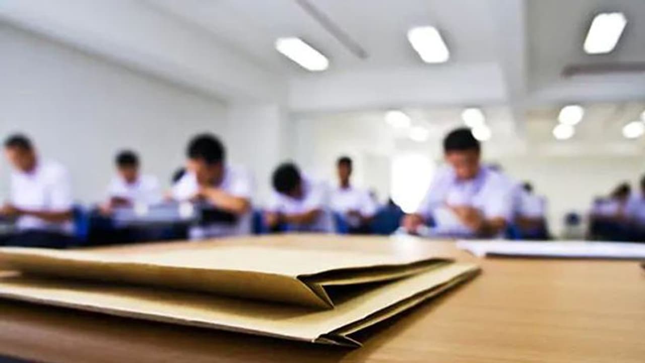 പ്ലസ് വണ് ഓണപരീക്ഷയുടെ ചോദ്യപേപ്പര് ചോര്ന്നു പ്ലസ് വണ് ഓണപരീക്ഷയുടെ ചോദ്യപേപ്പര് ചോര്ന്നു